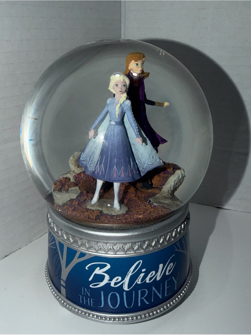 Diney Bradford Exchange ANNA and ELSA glitter Snow Globe excellent cond #A2076